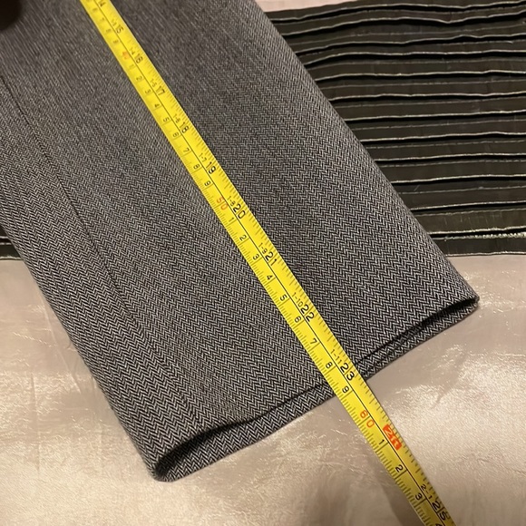 Liz Claiborne Gray Herringbone Wool Blazer. Size 4. - Picture 10 of 10